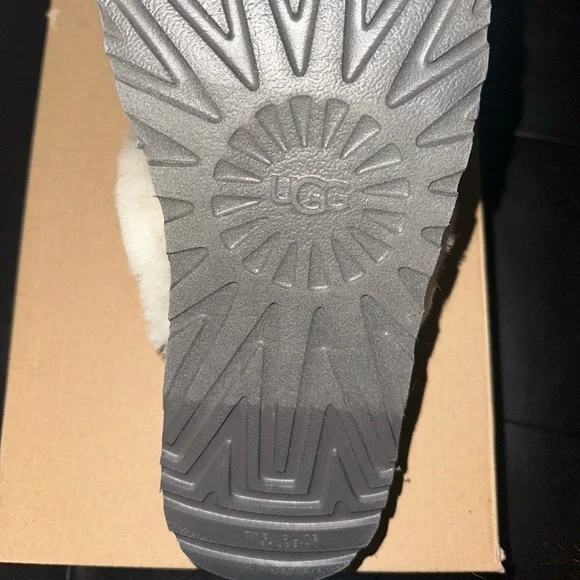 CHARCOAL UGG’s SLIPPERS - Picture 6 of 7